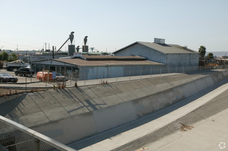 13609 Rosecrans Ave, Santa Fe Springs, CA for lease - Primary Photo - Image 1 of 1