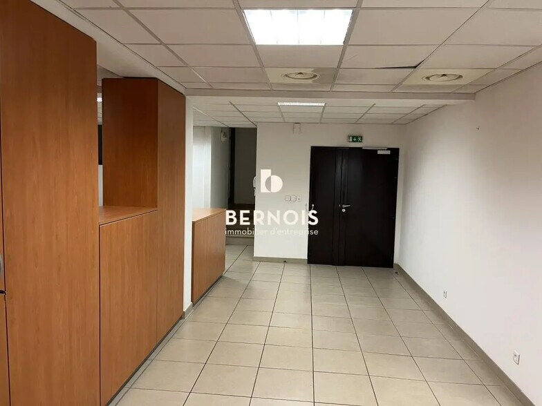 Office in Toulon for lease - Building Photo - Image 2 of 17