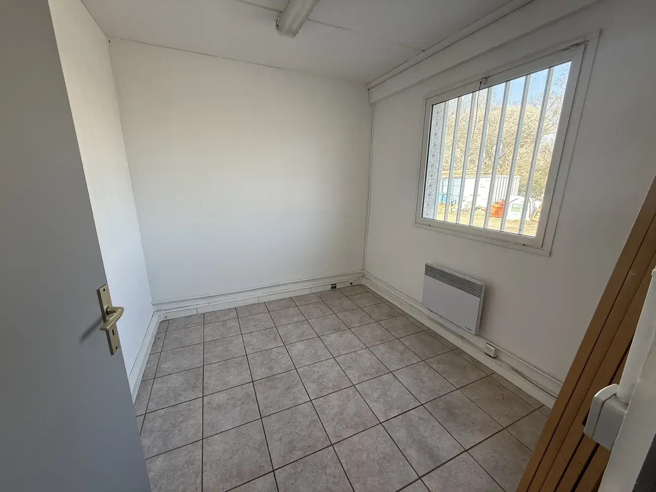 Flex in Ennery for lease Interior Photo- Image 1 of 8