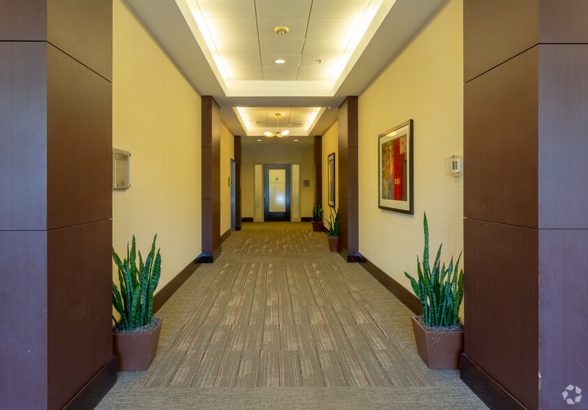 2315 W Arbors Dr, Charlotte, NC for lease - Lobby - Image 3 of 63