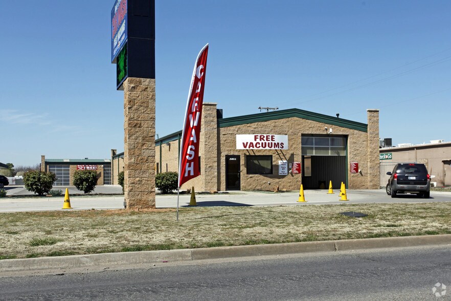 3801 N MacArthur Blvd, Warr Acres, OK for sale - Primary Photo - Image 1 of 1