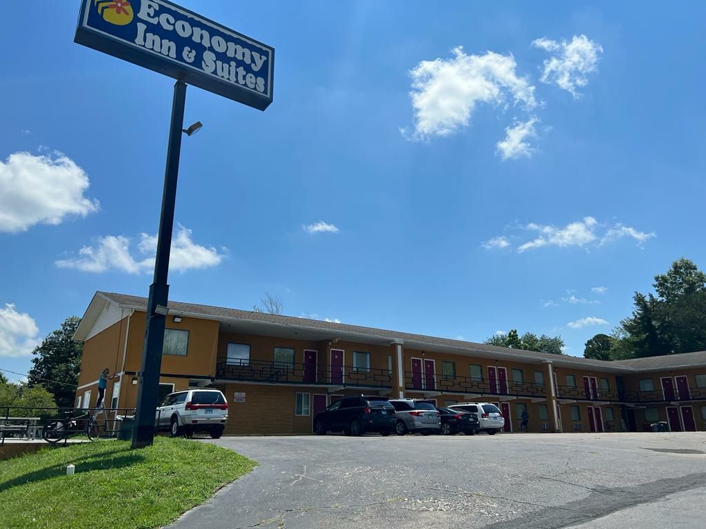 411 E Poplar St, Harrisburg, IL 62946