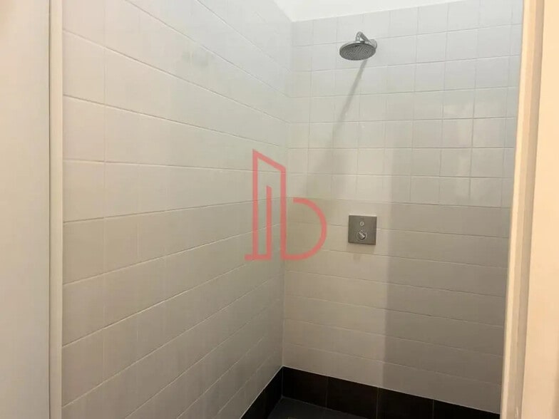 Office in Bordeaux for lease - Interior Photo - Image 3 of 5