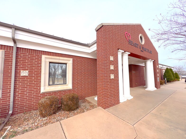 1015 E Broadway St, Altus, OK for lease - Building Photo - Image 3 of 12