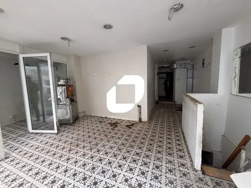 Retail in Saint-Mandé for lease Interior Photo- Image 1 of 3