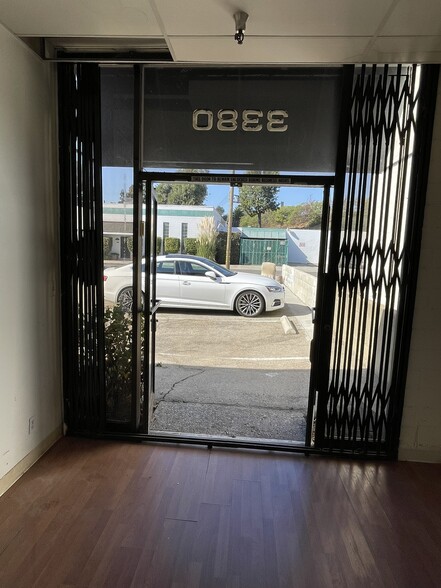 3380 Livonia Ave, Los Angeles, CA for lease - Building Photo - Image 3 of 18