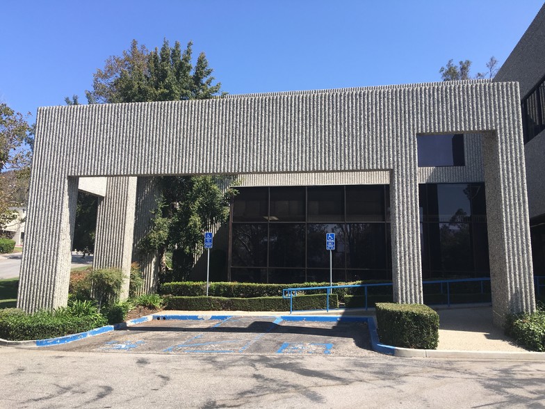 1000 Business Center Cir, Newbury Park, CA for lease - Building Photo - Image 2 of 6