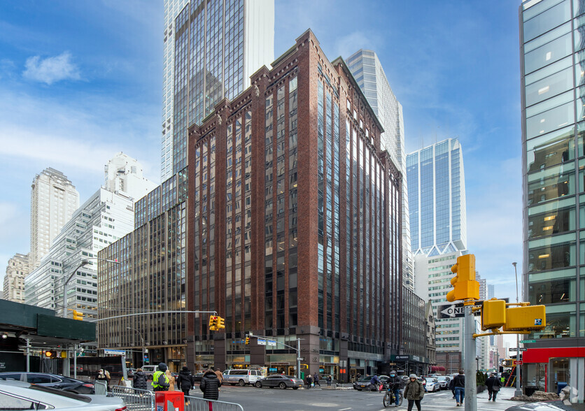 551 Madison Ave, New York, NY for lease - Building Photo - Image 2 of 29