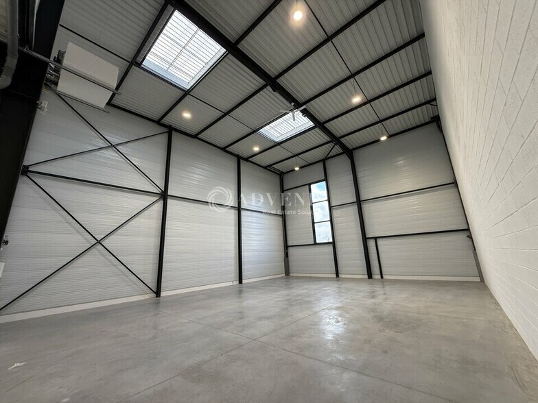 Flex in Chalifert for lease - Interior Photo - Image 3 of 7
