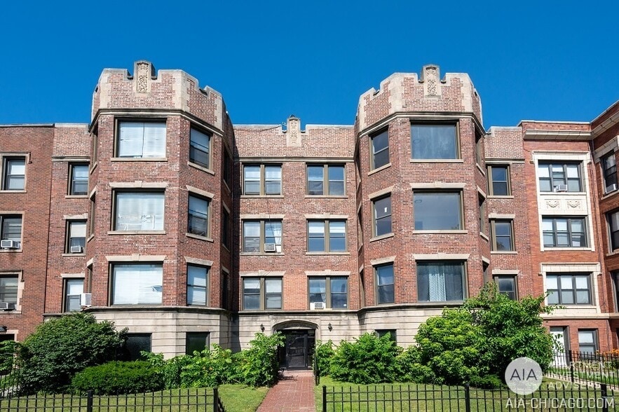 6830 S Jeffery Blvd, Chicago, IL for sale - Building Photo - Image 1 of 1