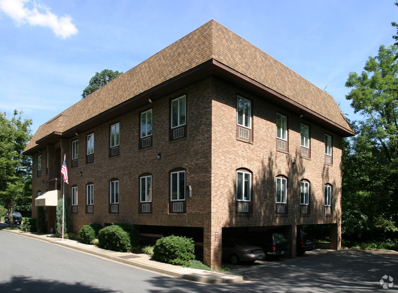 201 Park Washington Ct, Falls Church, VA for lease - Building Photo - Image 2 of 9