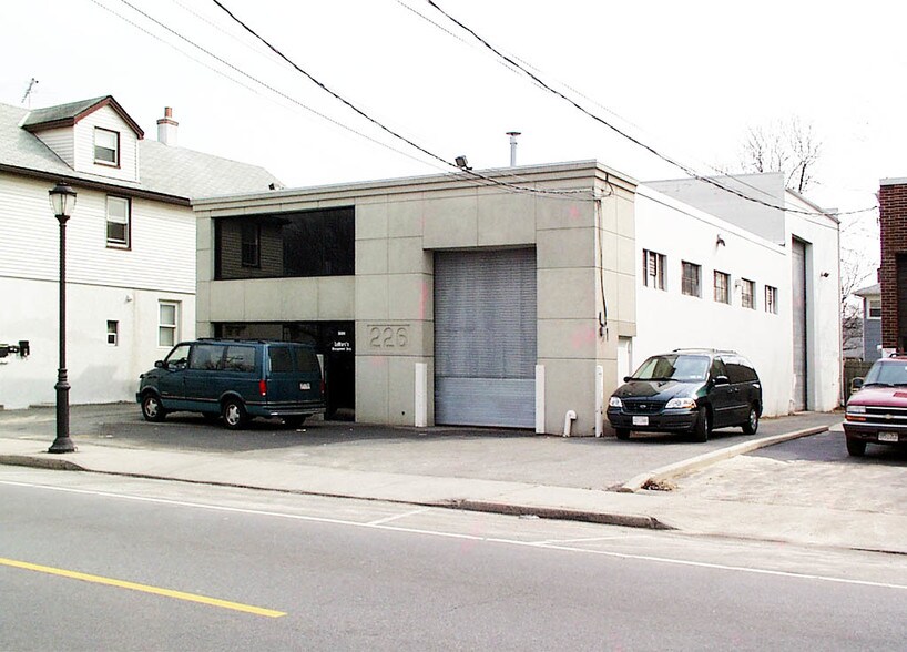 226 Westbury Ave, Carle Place, NY for sale - Primary Photo - Image 1 of 1