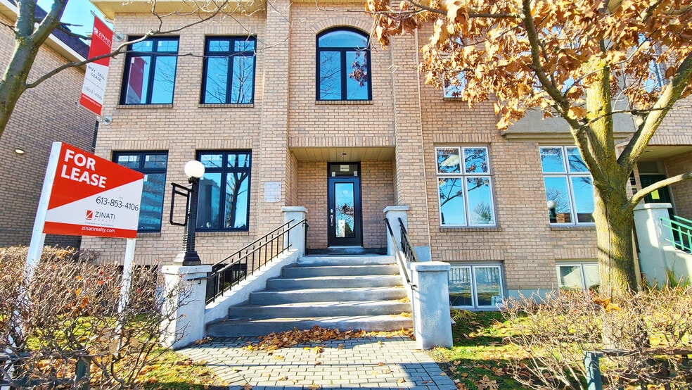 92 Centrepointe Dr, Ottawa, ON K2G 6B1