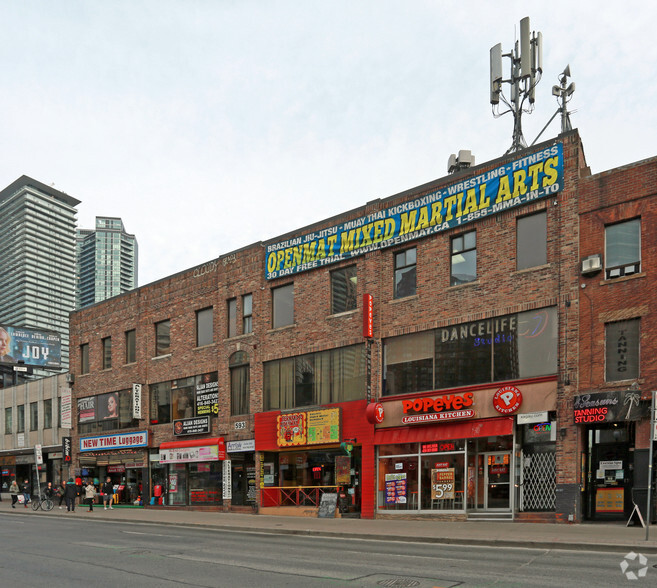 589-595 Yonge St, Toronto, ON for lease - Primary Photo - Image 1 of 3