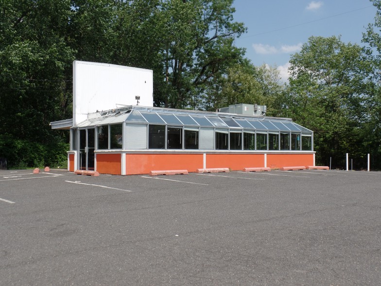 Retail in East Brunswick, NJ for sale - Primary Photo - Image 1 of 1