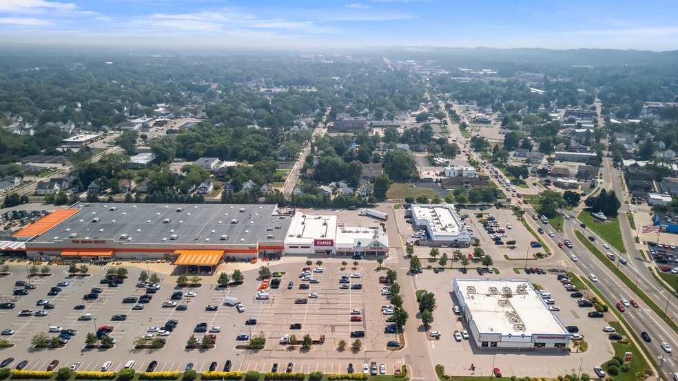 810-840 Jackson Ave, Grand Haven, MI for sale - Building Photo - Image 3 of 10