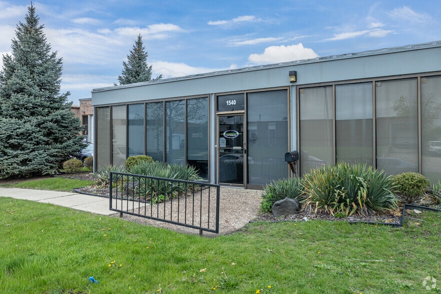 1540-1544 W Wrightwood Ct, Addison, IL for lease - Building Photo - Image 2 of 5