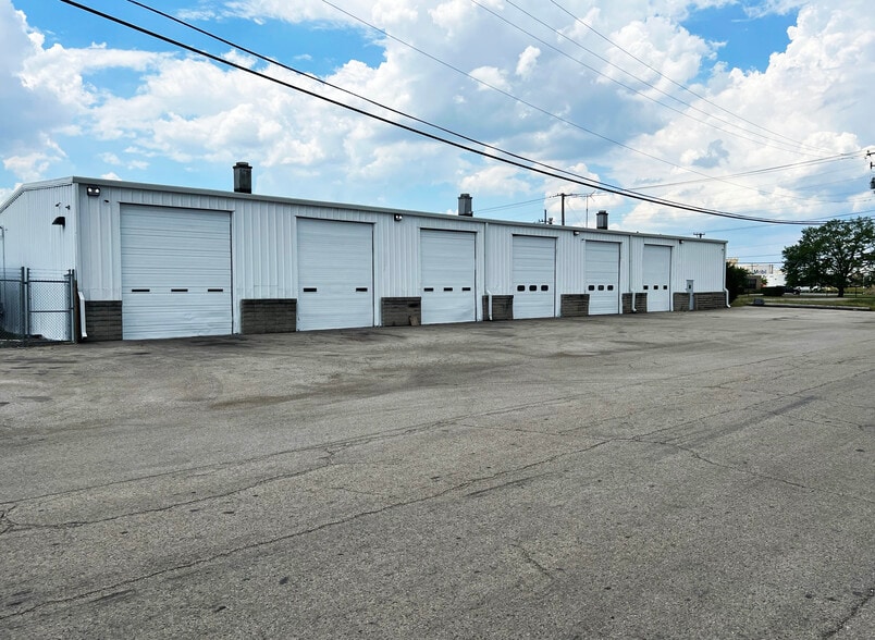 2375 E Oakton St, Arlington Heights, IL for sale - Building Photo - Image 2 of 7