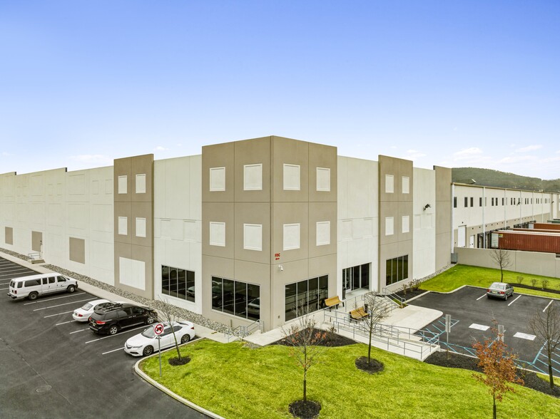 3051 Commerce Center Blvd, Bethlehem, PA for lease - Building Photo - Image 3 of 9