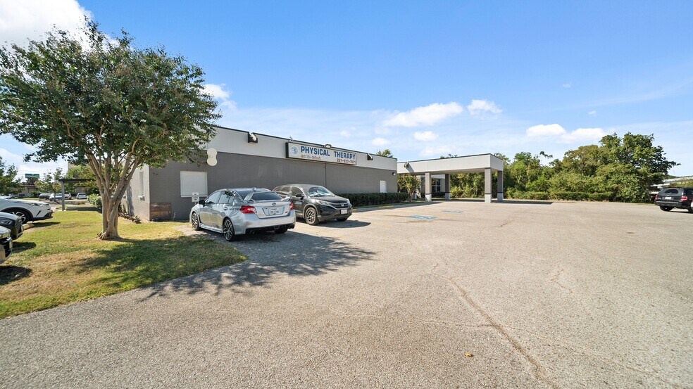 910 N Highway 146, Baytown, TX for lease - Building Photo - Image 3 of 23