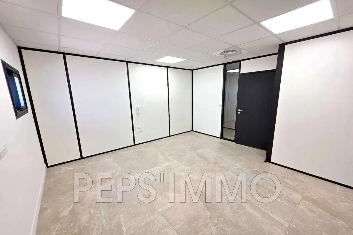 Flex in Châteauneuf-les-Martigues for lease Building Photo- Image 1 of 6