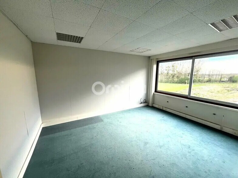 Office in Chauny for lease - Interior Photo - Image 3 of 5
