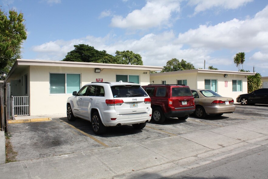 1219 Sharazad Blvd, Opa Locka, FL for sale - Primary Photo - Image 1 of 9