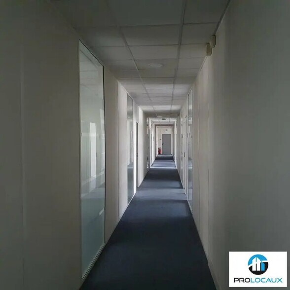 Flex in Meylan for lease - Interior Photo - Image 3 of 5