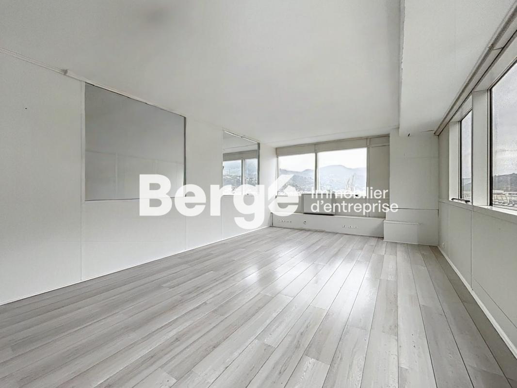 Office in Carros for lease Building Photo- Image 1 of 8