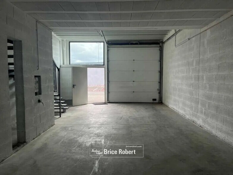 Flex in Vénissieux for lease - Interior Photo - Image 2 of 5