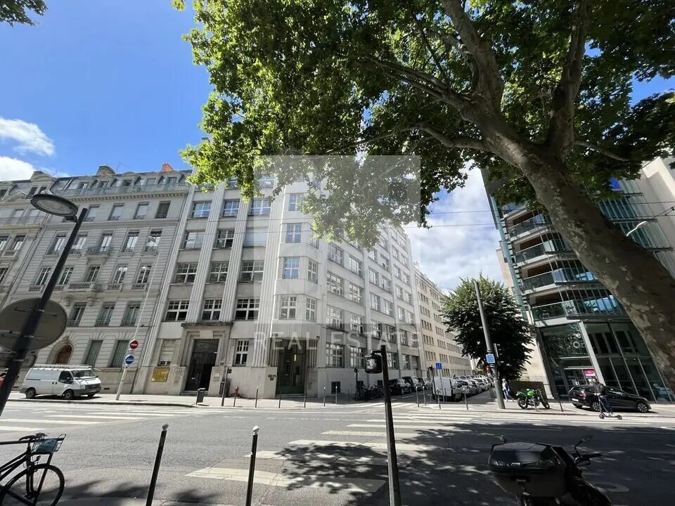  in Lyon for sale Building Photo- Image 1 of 1