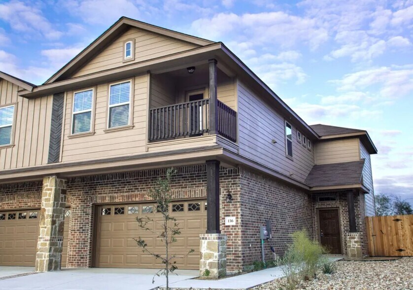 136 Lakeview Ct, Kyle, TX for sale - Interior Photo - Image 2 of 17