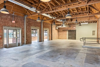 207 S Fair Oaks Ave, Pasadena, CA for lease Interior Photo- Image 1 of 2