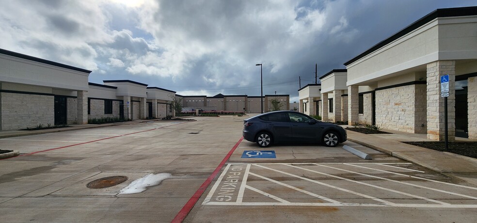 5501 Cabrera Dr, Sugar Land, TX for lease - Building Photo - Image 2 of 3