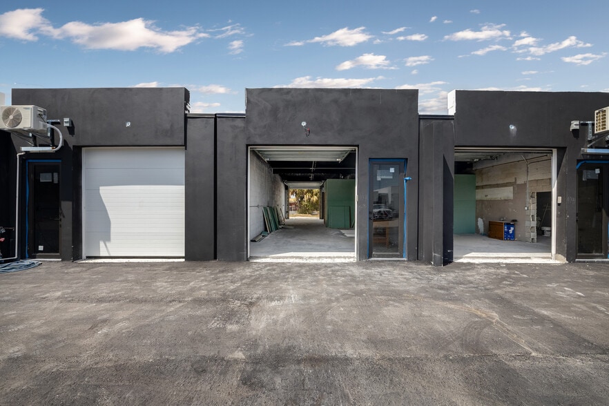 1036 NE 44th Pl, Oakland Park, FL for sale - Building Photo - Image 3 of 23