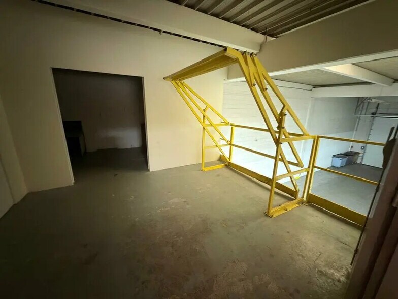 Flex in Baillet-en-France for lease - Interior Photo - Image 2 of 11