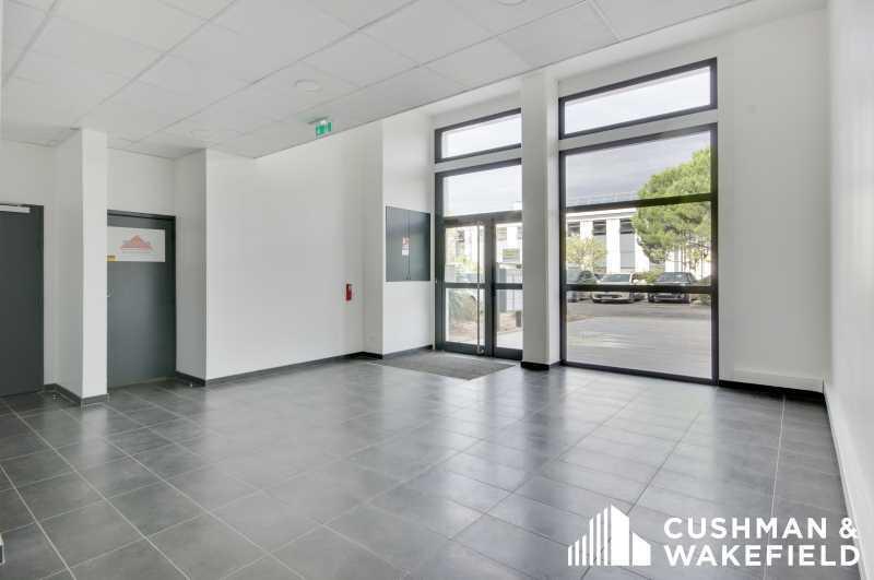 Office in Vitrolles for lease - Building Photo - Image 3 of 10