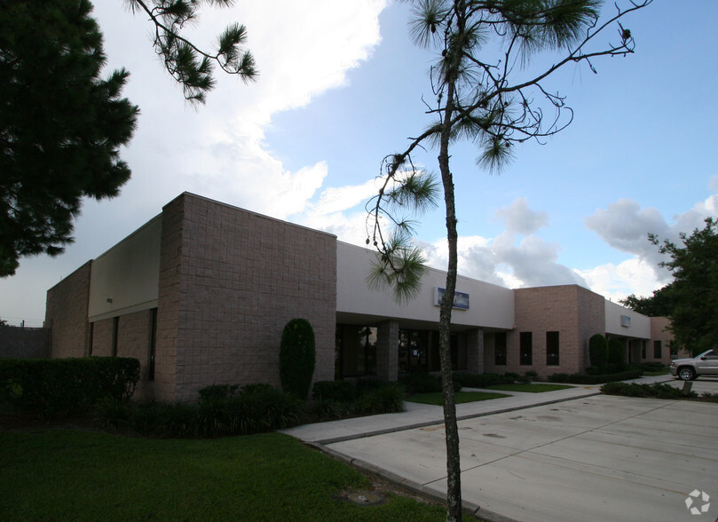 567-585 Interstate Blvd, Sarasota, FL for lease - Building Photo - Image 3 of 28