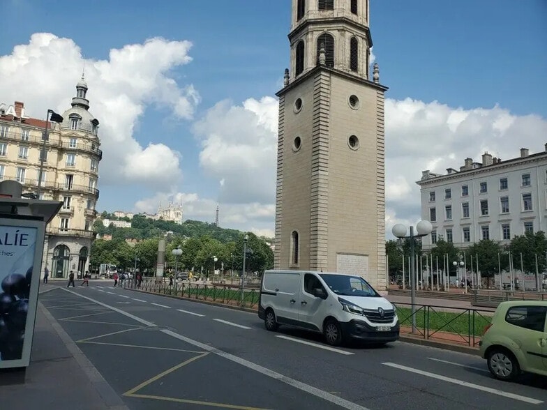 Retail in Lyon for lease - Building Photo - Image 1 of 3