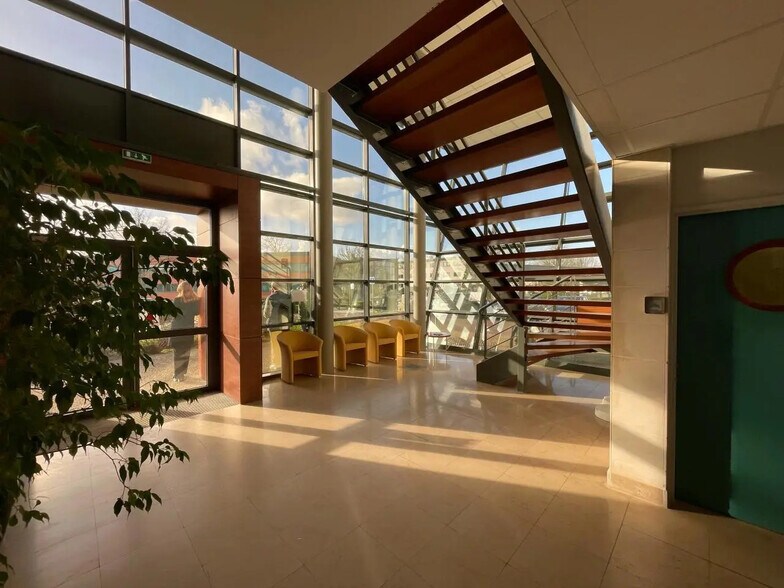 94 Rue Louis Blériot, Bois-Guillaume for lease - Lobby - Image 2 of 9