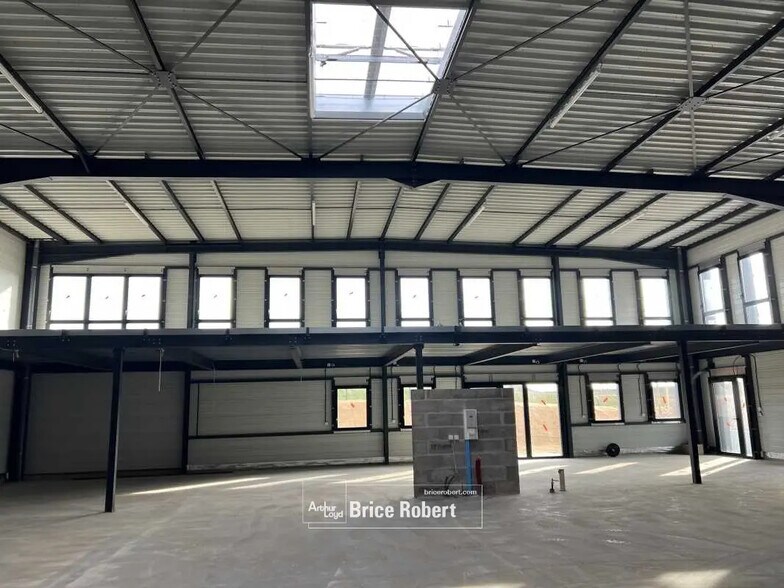 Flex in Mionnay for lease - Interior Photo - Image 3 of 14