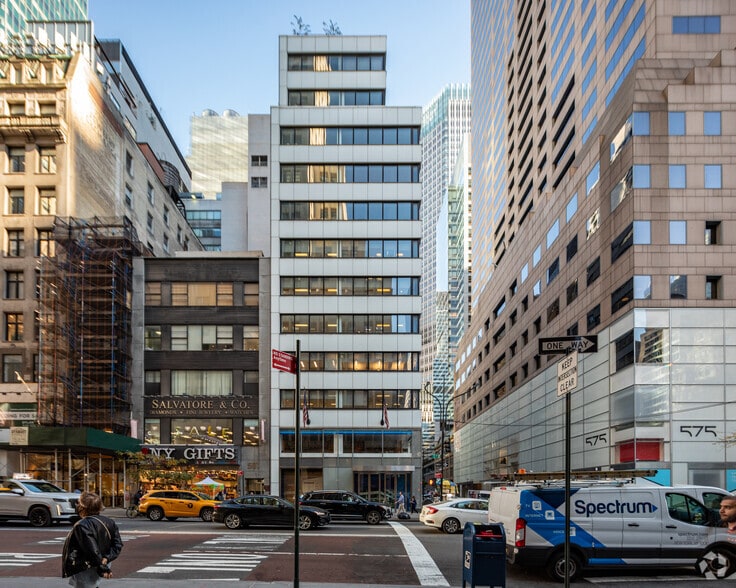 579 Fifth Ave, New York, NY for lease - Building Photo - Image 2 of 10
