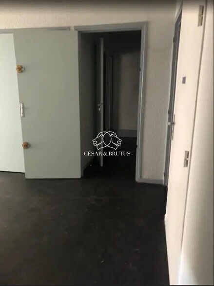 Retail in Lyon for lease - Interior Photo - Image 2 of 10