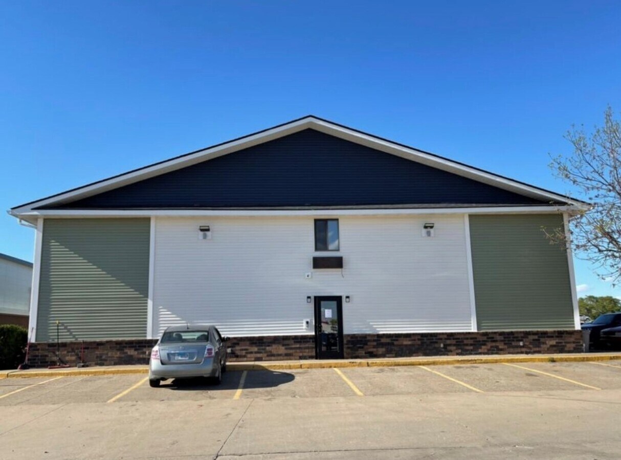 3202 E Kimberly Rd, Davenport, IA 52807