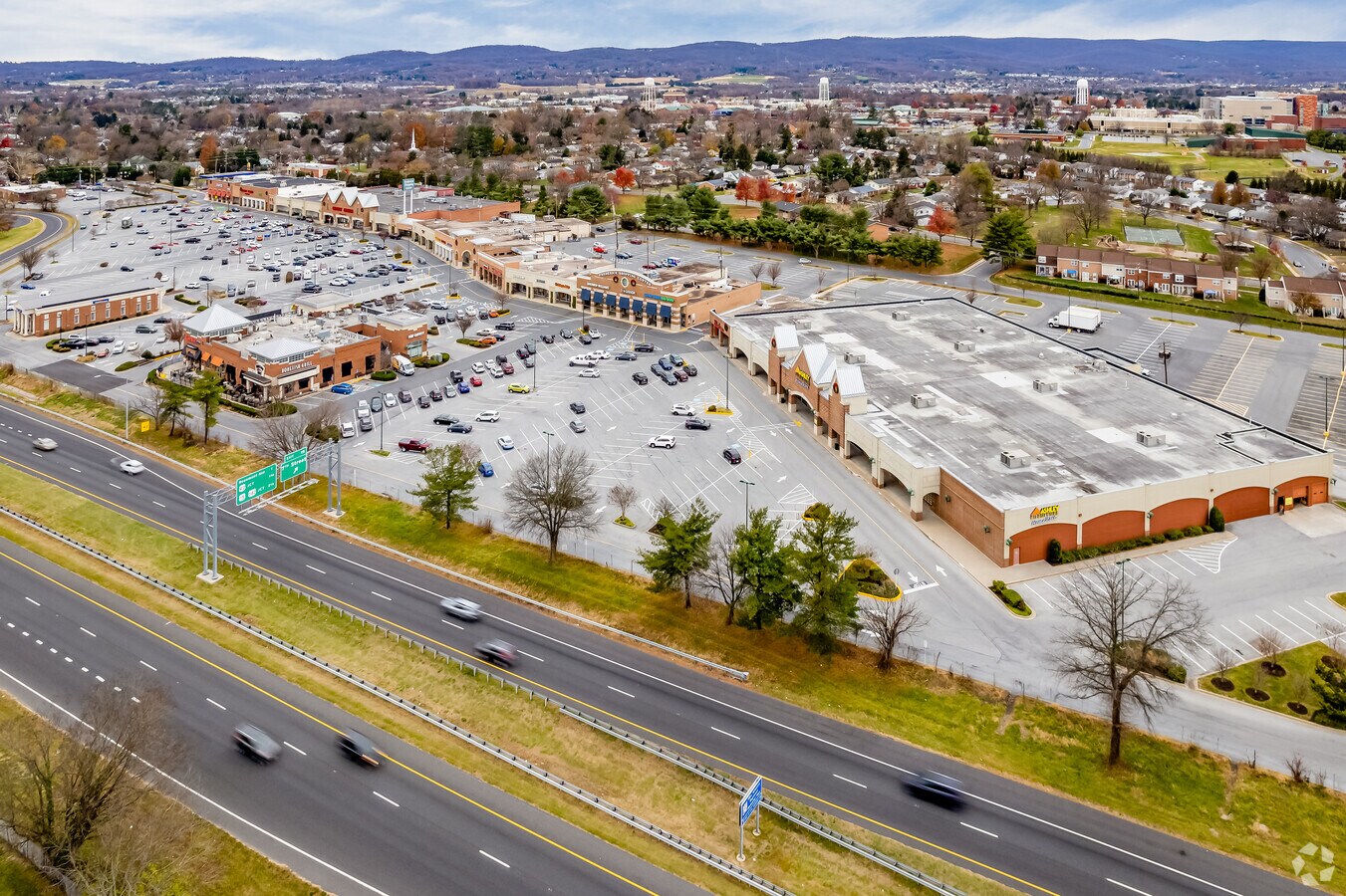 1305 W 7th St, Frederick, MD 21702 Frederick Shopping Center