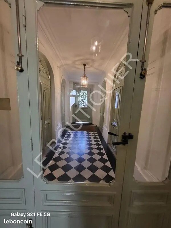 Office in Paris for lease Lobby- Image 1 of 5