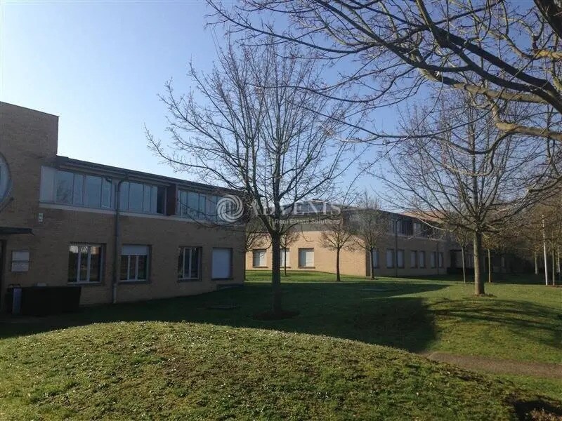Office in Voisins-le-Bretonneux for lease Building Photo- Image 1 of 6