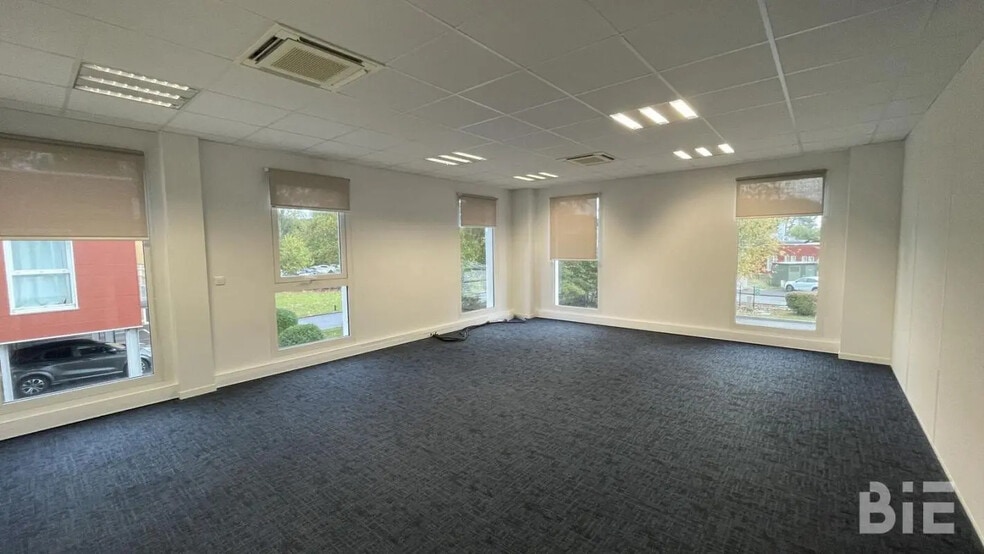 Office in Le Haillan for lease - Interior Photo - Image 3 of 9