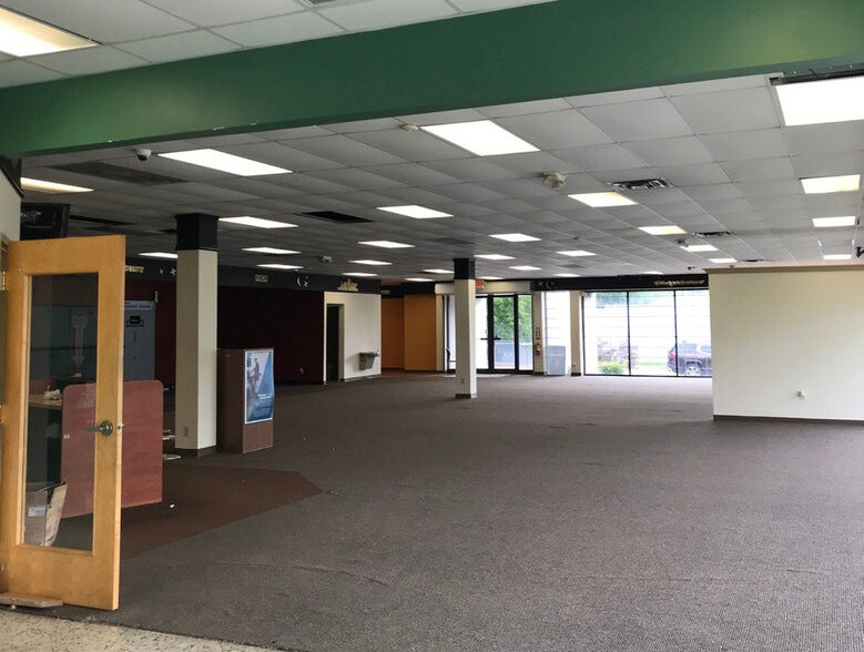 25001 W 8 Mile Rd, Redford, MI for sale - Interior Photo - Image 2 of 8