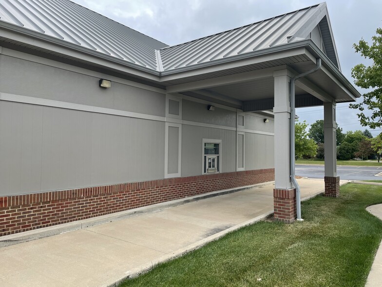 2500-2510 Village Green Pl, Champaign, IL for lease - Building Photo - Image 2 of 2